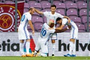 Valeriane Gvilia (links) und Otar Kakabadze (Mitte, stehend) jubeln hier für den FC Luzern - derzeit sind sie aber mit der Nationalmannschaft im Hoch. (Bild: Salvatore Di Nolfi/Keystone (Genf, 15. September 2018))