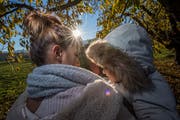 Franziska Weber mit ihrem Sohn, der ganz besonders viel Liebe und Betreuung braucht. (Bild: Pius Amrein, 12. November 2018)