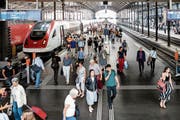Pendler im Bahnhof Luzern. Bis der Durchgangsbahnhof gebaut ist, wird es mindestens 2040, vielleicht auch 2045. (Bild: Philipp Schmidli, 7. Juni 2018)