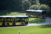 Zwei Postautos auf der Fahrt durchs Eigenthal, das zur Gemeinde Schwarzenberg gehört. Schwarzenberg erhält von der Postauto AG Geld zurück. (Bild Urs Flüeler/Keystone, 16. September 2018)