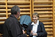 Nach dem geschäftlichen folgt der gemütliche Teil: Gemeindepräsidentin Vreni Wild unterhält sich mit Bürgern am Apéro nach der Bürgerversammlung. (Bild: Urs M. Hemm)