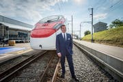 Stadler-Inhaber Peter Spuhler am Hauptsitz in Bussnang vor dem Hochgeschwindigkeitszug Giruno für die SBB. (Bild: Urs Bucher (18. Mai 2017))
