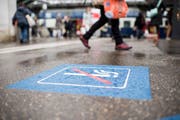 Die SBB testeten im Bahnhof Stadelhofen Nichtraucherzonen. Bild: Ennio Leanza/KEY (Zürich, 1. Februar 2018)