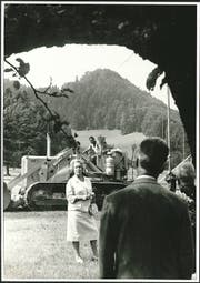 Spatenstich in Adligenswil: Alice Bucher, damalige Chefin der C.J. Bucher AG, gibt im Jahr 1965 den Startschuss zum Bau der Druckerei. (Bild: Staatsarchiv Luzern, PA 1319/20.1)
