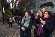 Das Selfie vor dem Löwendenkmal muss sein: Julia Zgraggen (rechts) auf ihrer Stadtführung zum Thema chinesische Touristen. (Bilder: Eveline Beerkircher (Luzern, 17. November 2018))