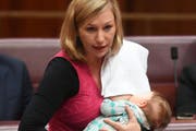 In Australien hat die Senatorin Larissa Waters mit dem Stillen ihres Neugeborenen im Parlament Geschichte geschrieben. In Basel wurde eine Politikerin mit ihrem Baby des Ratssaals verweisen.