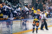 Trotz Gala-Vorstellung von Lino Martschini steht der EVZ am Ende mit leeren Händen da. (Bild: Alexandra Wey/Keystone (Zug, 23. November 2018))
