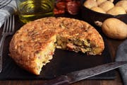 Kartoffeln und Ei, die Grundzutaten der spanischen Tortilla