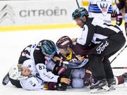 Viel Arbeit für die Schiris, die Fribourgs Sebastian Schilt und Servettes Daniel Winnik bändigen müssen (Bild: KEYSTONE/CYRIL ZINGARO)