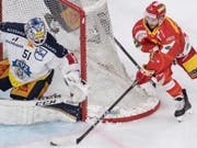 Biels Jason Fuchs versucht mit einem Buebetrickli, Zug-Hüter Tobias Stephan zu bezwingen (Bild: KEYSTONE/PETER SCHNEIDER)