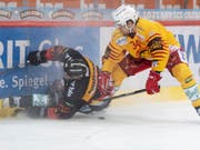 Langnaus Claudio Cadonau «nagelt» Berns Matthias Bieber an der Bande fest (Bild: KEYSTONE/MARCEL BIERI)