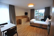 Blick in eines der 32 Zimmer im neuen Seniorenzentrum in Andermatt. (Bild: Urs Hanhart, 24. November 2018)
