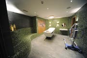Eine Wellness-Oase mit Pflegebad im Seniorenzentrum in Andermatt. (Bild: Urs Hanhart, 24. November 2018)