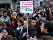 Nein zu Sexismus, Belästigung und Gewalt, dafür mehr Respekt gegenüber Frauen, fordert diese Teilnehmerin an der Kundgebung in Genf am Vorabend des Internationalen Tages gegen Gewalt an Frauen. (Bild: KEYSTONE/SALVATORE DI NOLFI)