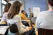 Expertin Aline Engler (stehend) gibt Eltern in einem Workshop Erziehungstipps. (Bild: Philipp Schmidli (Luzern, 24. November 2018))