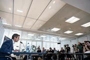Bernhard Heusler erklärt vor den versammelten Medienvertretern seine Visionen. (Bild: Urs Lindt/Freshfocus (Bern, 24. November 2018))