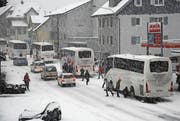 Bei solchen Szenen will man besser reagieren können: Im Dezember 2014 stauten sich in Wolfenschiessen Reisecars wegen des Wintereinbruchs (Bild: Urs Flüeler / Keystone)
