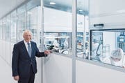Arthur Philipp vor seinem ganzen Stolz: dem neuen Reinraum für die Fertigung von Präzisionsteilen. (Bild: Thomas Hary (Heerbrugg, 20. November 2018))