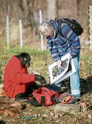 Haben den Plausch beim Picknick: Bonobo Kanzi und Forscherin Susan Savage-Rumbaugh. (Bild: Getty)