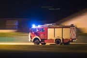 Die Feuerwehr Sulgen Kradolf-Schönenberg ist derzeit mit den Löscharbeiten beschäftigt. (Symbolbild: Keystone/ Maxime Schmid)