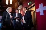 Mediensprecherin Silvia Bär, Parteipräsident Albert Rösti und Nationalrat Thomas Matter (von links) verfolgen die Resultate. Bild: Gian Ehrenzeller / Keystone (Bern, 25. November 2018))
