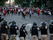 Polizei-Einsatz vor dem Final-Rückspiel der Copa Libertadores in Buenos Aires (Bild: KEYSTONE/AP/SEBASTIAN PANI)