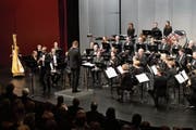 Die Stadtmusik Zug an ihrem Konzert vom Samstag. Links neben dem Dirigenten: der Zuger Klarinettensolist Nicola Katz bei einem seiner Einsätze an diesem Abend. (Bild: Roger Zbinden, Zug, 24. November 2018)