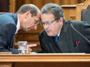 Die Walliser CVP-Ständeräte Jean-René Fournier (rechts) und Beat Rieder stecken am 14. Juni 2017 in der Sommersession der Eidgenössischen Räte die Köpfe zusammen. Es geht wohl einmal mehr um den Wolf. (Bild: KEYSTONE/PETER SCHNEIDER)