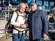 Jürg Balsiger, Direktor der Stanserhorn-Bahn (rechts), gratuliert Simon Müller nach seiner 125. Ankunft auf dem Stanserhorn. Bild: PD