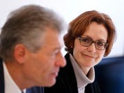 Der Spitzenverband der Schweizer Wirtschaft, Economiesuisse, freut sich über das klare Nein des Volkes zur Selbstbestimmungsinitiative. Im Bild Präsident Heinz Karrer (links) und Direktorin Monika Rühl. (Bild: KEYSTONE/PETER KLAUNZER)