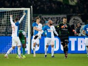Die Grasshoppers freuen sich nach dem Schlusspfiff (Bild: KEYSTONE/CHRISTIAN MERZ)