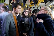 Dimitri Rougy, Co-Kampagnenleiter des Referendumskomitees, im Gespräch mit den Nationalrätinnen Silvia Schenker (SP, Mitte) und Aline Trede (Grüne, rechts). (Bild: Peter Klaunzer, Keystone)