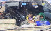 Landsleute der schiitischen Minderheit Hazara flüchten vor den Angriffen der Taliban in der Provinz Ghazni. (Bild: Sayed Mustafa/EPA (12. November 2018))