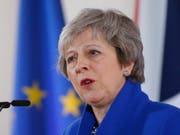 Nach der Zustimmung der 27 verbleibenden EU-Staats- und Regierungschefs am Sonntag in Brüssel hat die britische Premierministerin Theresa May um Unterstützung in London für den Brexit-Deal geworben. (Bild: KEYSTONE/EPA/JULIEN WARNAND)