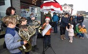 Die Blechbläser der Lungerer Musikschule am Adväntsmärt. (Bild: Robert Hess, Lungern, 25. November 2018)