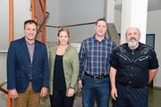 Kommandant Marcel Senn (links) beförderte Brigitte Demont und Christoph Spring und verabschiedete René Gschwend aus dem langjährigen Feuerwehrdienst (rechts). (Bild: Hansruedi Rohrer)