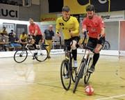 Paul Looser (am Ball) und Roman Schneider (links) gewinnen an der WM in Lüttich die Bronzemedaille. (Bild: Urs Hanhart (Altdorf, 28. April 2018)