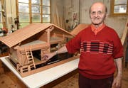 Immer mit seinen selbst gefertigten Ställen, Krippen, Vogelhäuschen usw. am Adväntsmärt dabei: der 85-jährige Schreiner Otti Gasser. (Bild Robert Hess, Lungern, 25. November 2018)