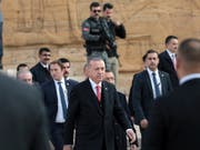 Schlägertrupps des türkischen Präsidenten Recep Tayyip Erdogan (Mitte) sollen sich laut der «NZZ am Sonntag» ihre Waffen in der Schweiz besorgt haben. (Bild: KEYSTONE/AP/BURHAN OZBILICI)