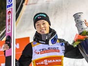Ryoyu Kobayashi lässt sich in Kuusamo nach seinen ersten beiden Weltcupsiegen feiern. (Bild: KEYSTONE/EPA COMPIC/KIMMO BRANDT)