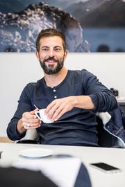 Sänger Bligg beim Interview in der Redaktion des «Toggenburger Tagblatts». (Bild: Mareycke Frehner)
