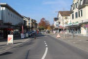 Die Wattwiler Bahnhofstrasse beim Bahnhofkreise. Die Blickrichtung ist gegen Norden. (Bild: Martin Knoepfel)