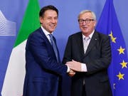 Der italienische Ministerpräsident Giuseppe Conte (links) hofft nach einem Gespräch am Samstagabend mit EU-Kommissionspräsident Jean-Claude Juncker (rechts), dass es nicht zu Sanktionen der EU gegen sein Land kommt. (Bild: KEYSTONE/EPA/JULIEN WARNAND)