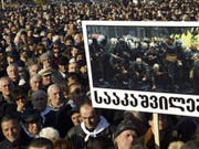 Die Organisatoren sprachen am Sonntag von mehr als 90'000 Teilnehmern bei der Protestveranstaltung in der Hauptstadt Tiflis. (Bild: Keystone/AP/SHAKH AIVAZOV)