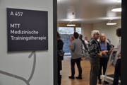 Die Besucher verschaffen sich am Tag der offenen Tür Einblick in die Therapieräume. (Bild: PAG)