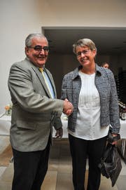 Der unterlegene Rolf Sennhauser gratuliert der neuen Aadorfer Schulpräsidentin Astrid Keller zu ihrer Wahl. (Bild: Olaf Kühne)