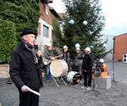 Hubert Hürlimann spricht zu den Besuchern, während sich die Band Fallalens beim Weihnachtsbaum bereitstellt. (Bild: Hansruedi Rohrer)
