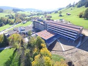 Der Neubau (vorne) besticht durch lichtdurchflutete Räume. Neu sind die Patientenzimmer rollstuhlgängig und verfügen über Balkone. (Bild: PD)