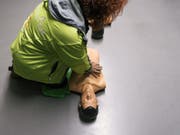 Durch die Herzdruckmassage hatte das Kind wieder Luft bekommen und sein Herz wieder zu schlagen begonnen. (Bild: Keystone/CHRISTIAN BEUTLER)