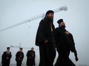 Priester am Sonntag in Bukarest auf dem Weg zur Kirchenweihe. (Bild: Keystone/AP/Vadim Ghirda)